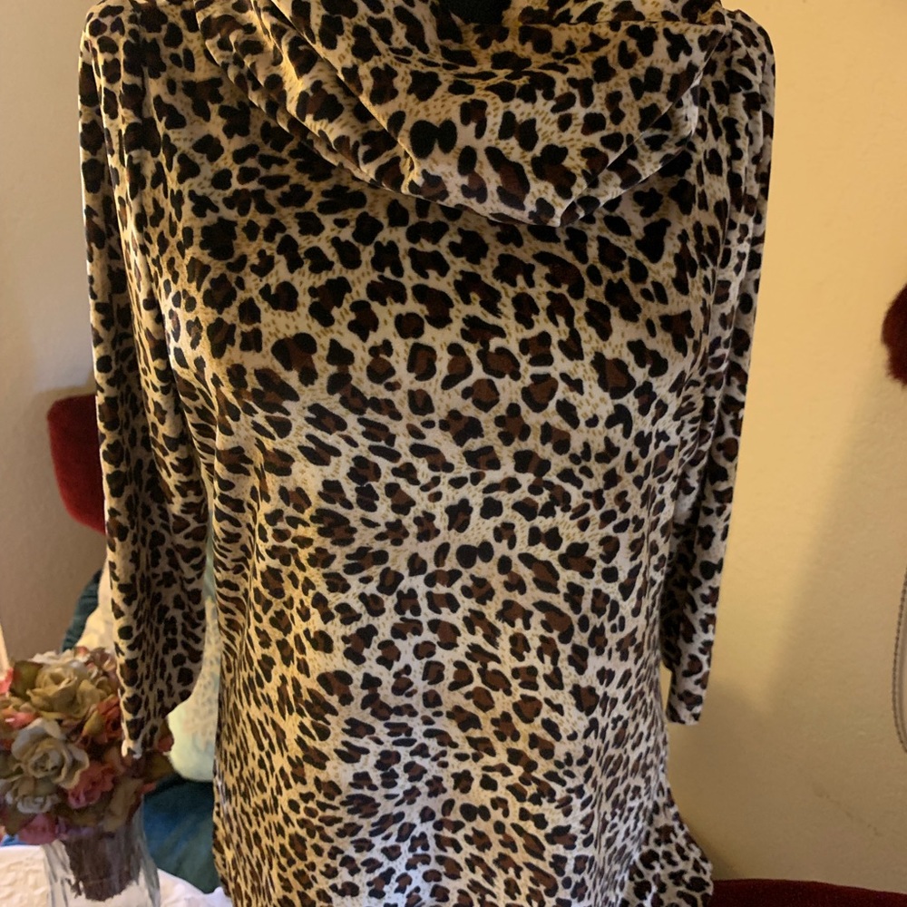 Turtle neck blouse.